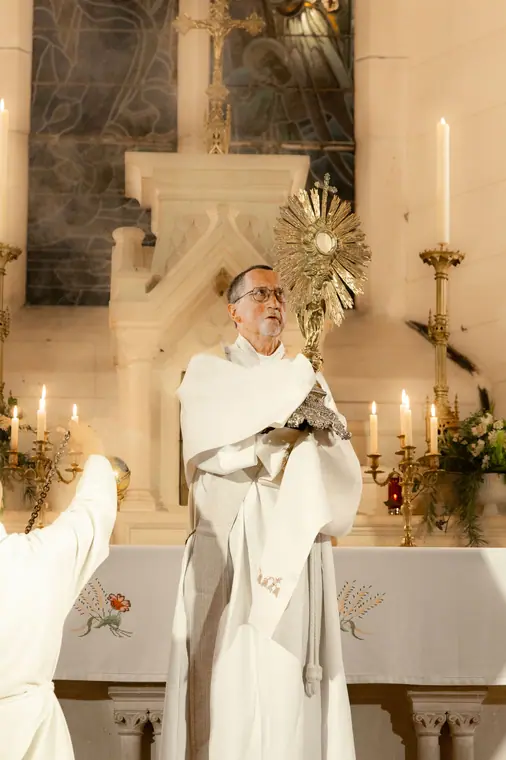 Un prêtre tenant l’ostensoir lors de l’adoration du Saint-Sacrement