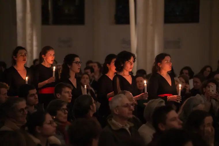 Les choristes en procession, bougie à la main, lors du concert de Noël