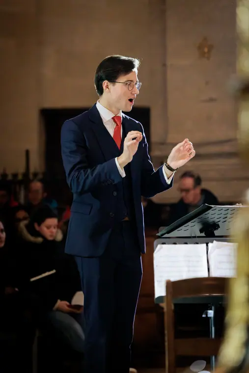 Paul Couturier dirigeant le chœur dans la cathédrale Saint-Louis de Versailles