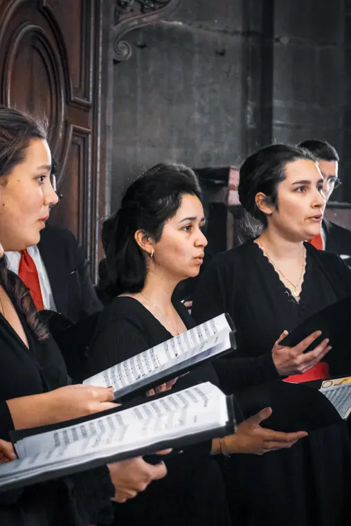 Des choristes chantant à la messe