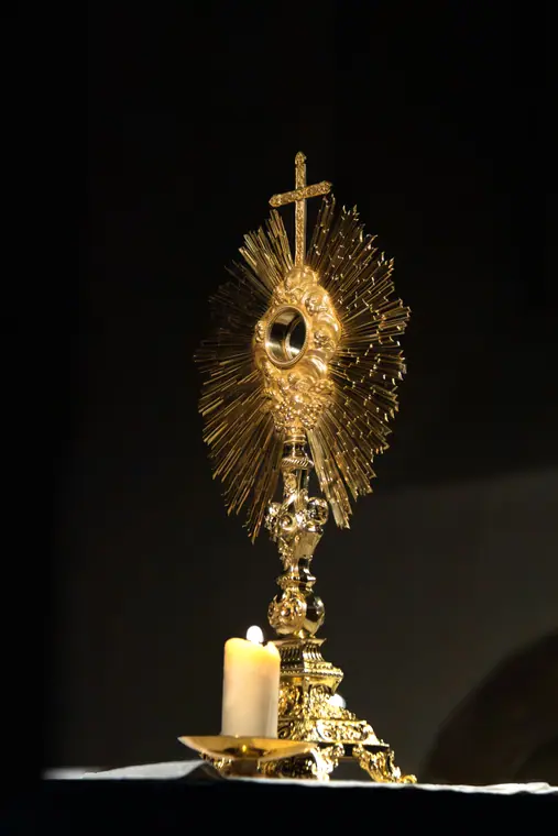 Ostensoir et bougies, lors d’un temps d’adoration du Saint-Sacrement